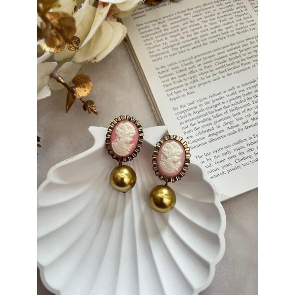 VICTORIA WITH GOLDEN PEARL (RJE1197)