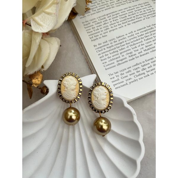 VICTORIA WITH GOLDEN PEARL (RJE1194)