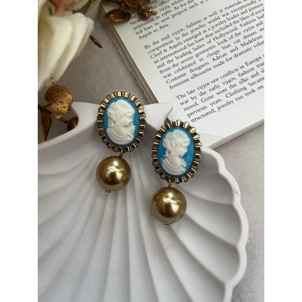 VICTORIA WITH GOLDEN PEARL (RJE1195)