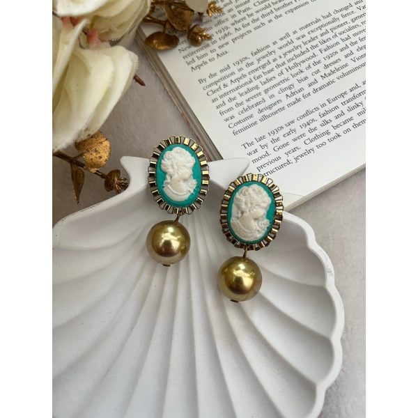 VICTORIA WITH GOLDEN PEARL (RJE1199)