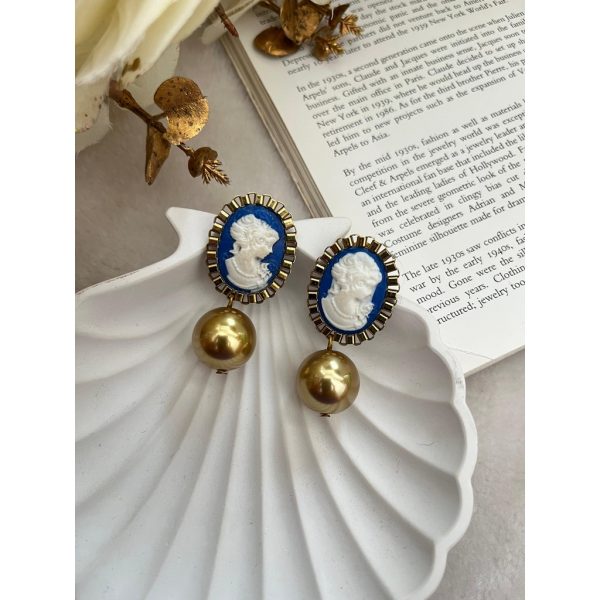 VICTORIA WITH GOLDEN PEARL (RJE1198)