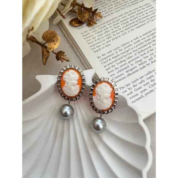 VICTORIA WITH GREY PEARL (RJE1179)